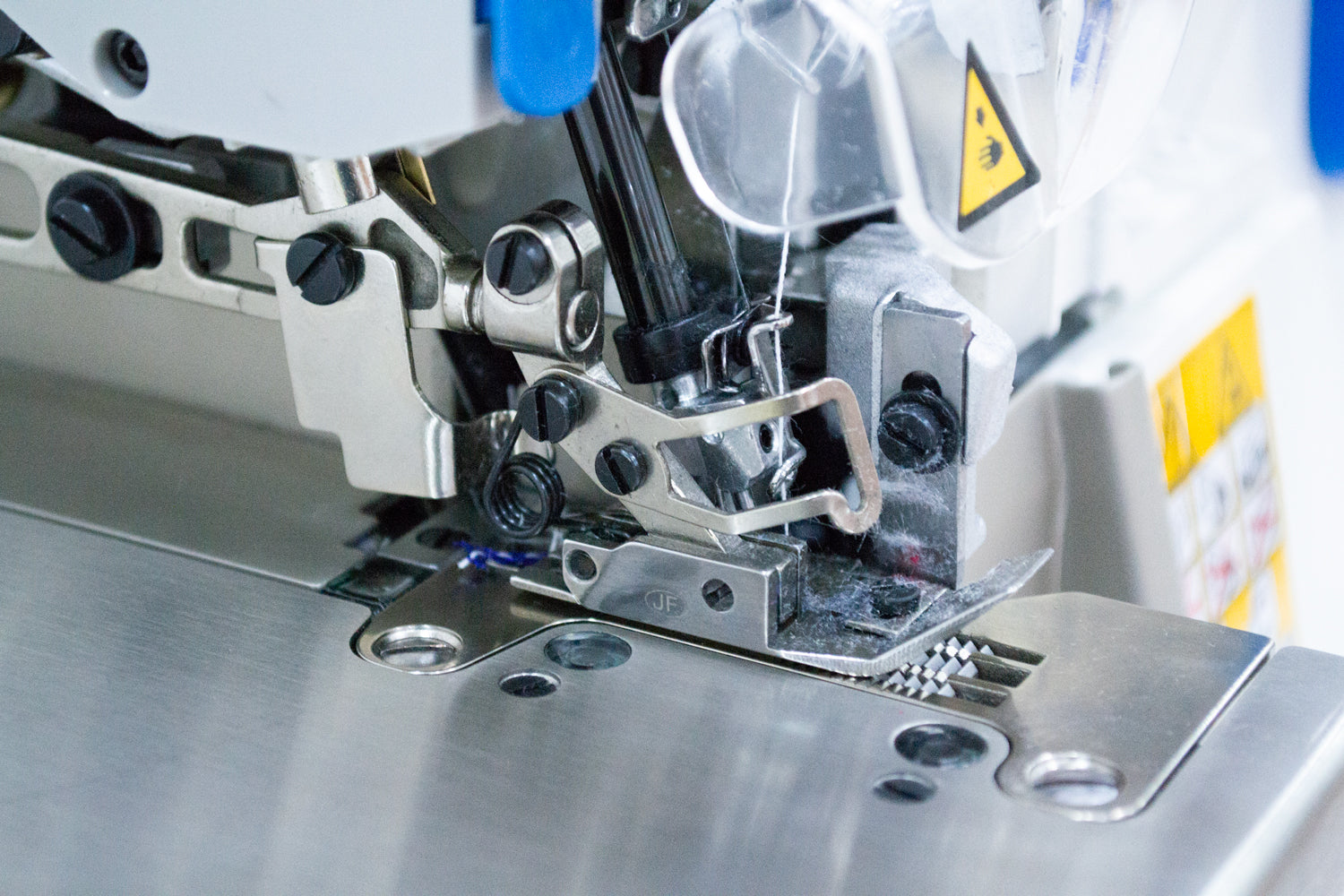 Overlock inteligente de 5 hilos MAQI X10 con corte de hilo y sensores